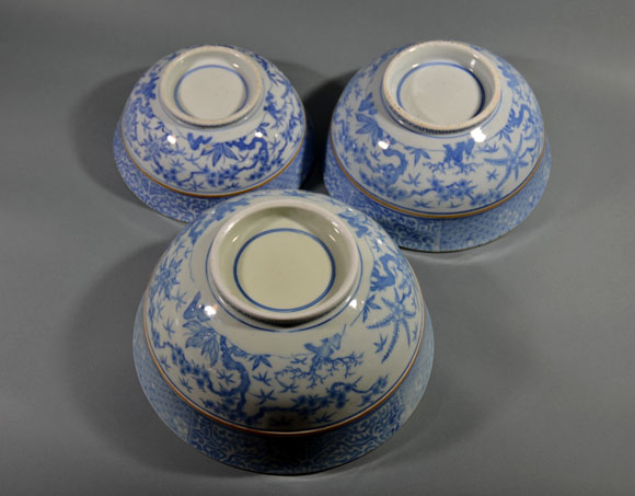 「銅版転写(銅版に模様をエッチングして それを紙に転写した後 器に模様を写す)」の技法が使われています